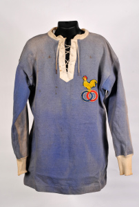 France gradually phased out the double ring motif to be replaced by the cockerel. These briefly overlapped as shown in this 1911 jersey. 